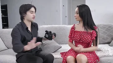 Le hago fotos a una amiga de mi madre y acabo lamiendole el coño