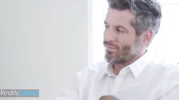 Esposa madura recibe el permiso de su marido para follar con otro hombre