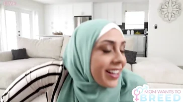 La vecina árabe no se quita el pañuelo pero me cabalga sin parar