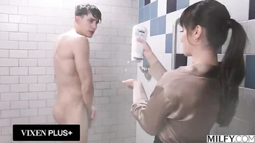 De moeder van mijn vriendin sluipt mijn douche binnen... en streelt mijn piemel.