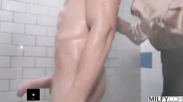 De moeder van mijn vriendin sluipt mijn douche binnen... en streelt mijn piemel.
