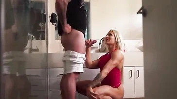 Haar personal trainer komt bij haar thuis op bezoek: hij wil iets van haar hebben.