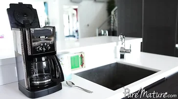 Mi suegra me lleva una taza de café a la cama: menudas tetazas que tiene