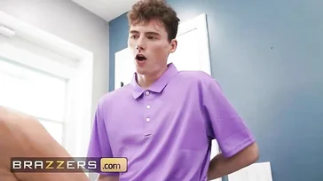 Me follo a la madre de mi novia a escondidas en el baño y en su cuarto
