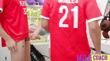 La mujer del entrenador se monta un trio porno a escondidas con los chicos