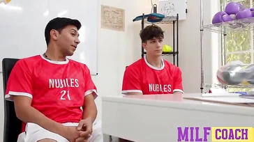 La mujer del entrenador se monta un trio porno a escondidas con los chicos