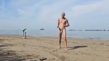 Una caliente mañana de playa nudista con mamada y follada amateur