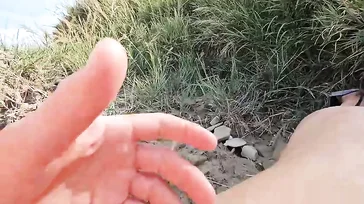 Una caliente mañana de playa nudista con mamada y follada amateur