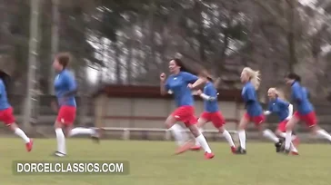 El entrenador de futbol femenino se folla a la capitana en las duchas