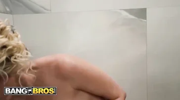 Veo en un descuido a mi madrastra desnuda y me invita a ducharme con ella