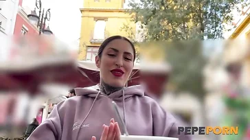 Morena espanhola tatuada e com um bundão curtindo um bom pau