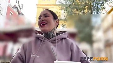 Morena espanhola tatuada e com um bundão curtindo um bom pau