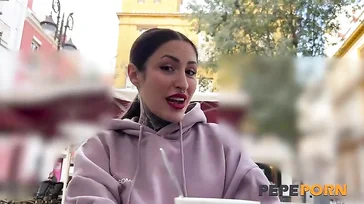 Morena espanhola tatuada e com um bundão curtindo um bom pau