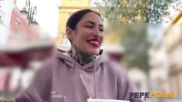 Morena espanhola tatuada e com um bundão curtindo um bom pau