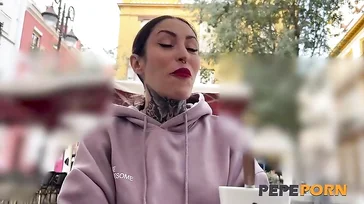 Morena espanhola tatuada e com um bundão curtindo um bom pau