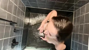 Guapa chica delgada y sexy acariciando pezones y coño en la ducha