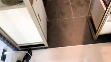 Guapa chica delgada y sexy acariciando pezones y coño en la ducha