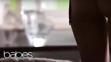 Die sexy Natalia Starr zieht sich aus und masturbiert wie ein Schwein.
