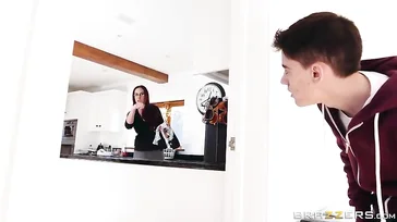 Se queda a solas con su madrastra y la mujer parece que quiere follar
