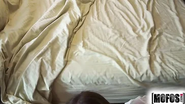 Comparte la polla dura de su novio con su mejor amiga ... qué zorra!