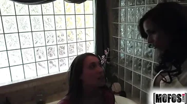 Comparte la polla dura de su novio con su mejor amiga ... qué zorra!