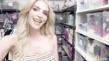 Una bionda sexy realizza la sua fantasia di essere scopata da diversi uomini.
