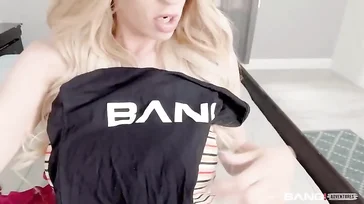 Una bionda sexy realizza la sua fantasia di essere scopata da diversi uomini.