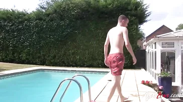 Der Freund ihrer Tochter verführt sie im Pool und sie kann nicht widerstehen.