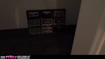 Mein Cousin verkleidet sich als kleine Maus und kniet nieder, um meinen Schwanz zu lutschen.