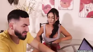 Es imposible teletrabajar con mi novia en casa: todo el rato quiere polla