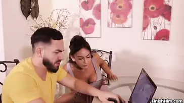 Es imposible teletrabajar con mi novia en casa: todo el rato quiere polla