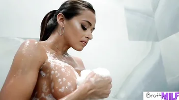 Imaginate tener una madrastra como Armani Black y que se encapriche de tu polla