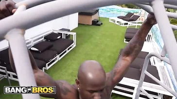 Esta morena tetona está encantada de la vida con la polla de su vecino negro