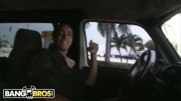 A deusa pornô Lisa Ann transando dentro da van