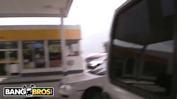 A deusa pornô Lisa Ann transando dentro da van