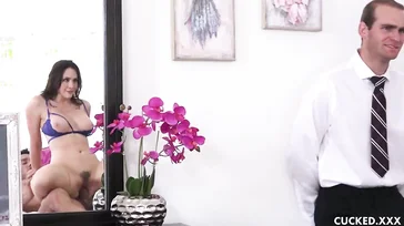Al cornudo le gusta ver a su mujer follar con otros hombres!