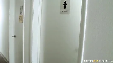 La jefa se mete con un empleado en el lavabo, menuda follada!