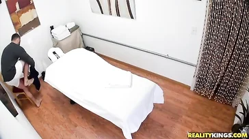 Wow, diese orientalische Masseurin, diese Hände sind so lang.