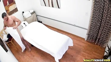 Wow, diese orientalische Masseurin, diese Hände sind so lang.