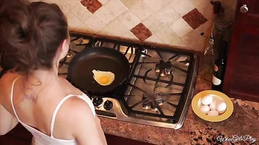 Lesbisch stel heeft een geile tijd in de keuken