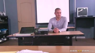 La prof Britney Amber baise l'un de ses élèves