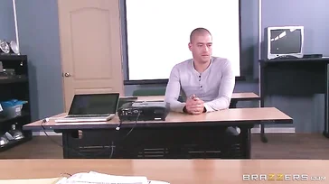 La prof Britney Amber baise l'un de ses élèves