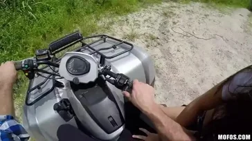 Amateurpärchen fängt mitten im Wald an zu ficken, was für Schweine!