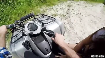 Amateurpärchen fängt mitten im Wald an zu ficken, was für Schweine!