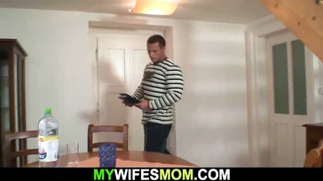 Hij neukt zijn schoonmoeder en dan betrapt zijn vrouw hem, wat een pech