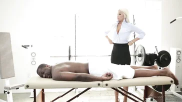 Putain la bite de ce client noir, même moi ça me fait peur.