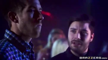 Diese reife Frau kriegt in der Disco einen Schwanz rein, sie hat genug von Schwänzen!