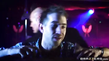 Diese reife Frau kriegt in der Disco einen Schwanz rein, sie hat genug von Schwänzen!
