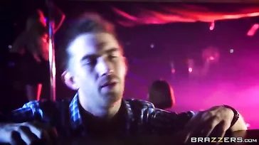 Diese reife Frau kriegt in der Disco einen Schwanz rein, sie hat genug von Schwänzen!