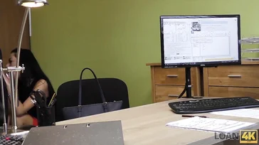 Die reife Frau greift darauf zurück, den Direktor der Bank zu ficken